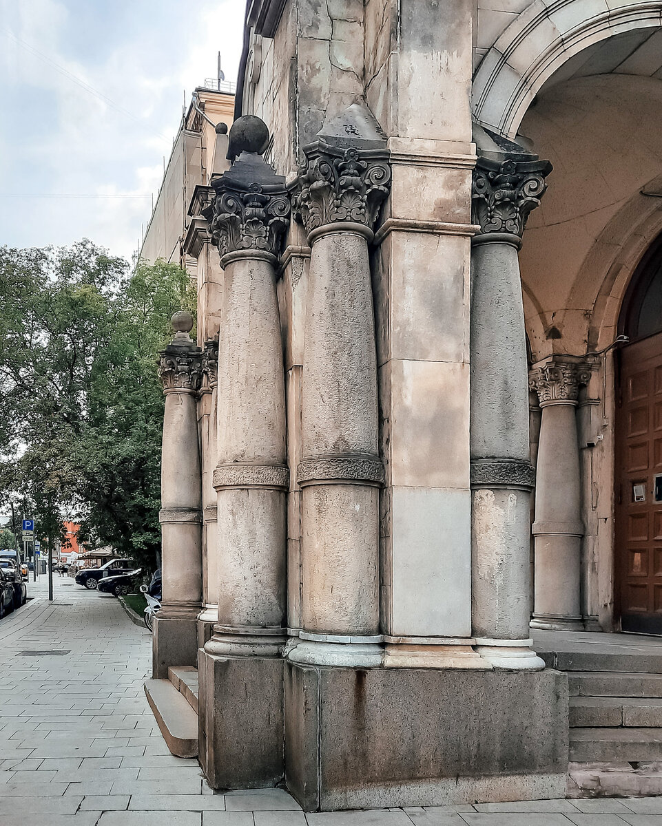 Нарядные толстенькие колонны прям как-будто танцуют плотным хороводом у входа.  Фото ph_zakharenkova