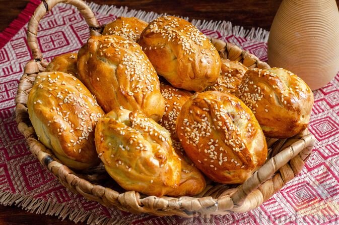 масло сливочное, яйца, вода, мука, дрожжи сухие, сахар, соль, фарш говяжий, лук репчатый, масло растительное, перец чёрный молотый, кунжут