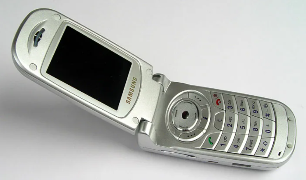 Телефоны 2000 года фото. Samsung SGH-s100. Samsung s 100 раскладушка. Самсунг раскладушка 2000х. Samsung a100 раскладушка.