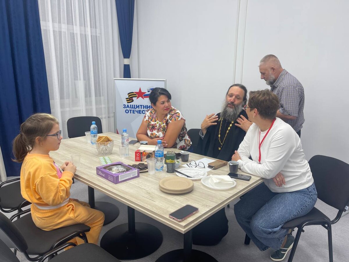    На вопросы подопечных оренбургского филиала «Защитников Отечества» ответила рабочая группа Андрей Севостьянов