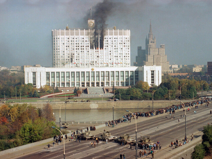     В октябре 1993 года Москва стала сценой локальной гражданской войны. В течении двух дней в июне 2023 года перед столицей и страной маячили не менее страшные перспективы. / AP