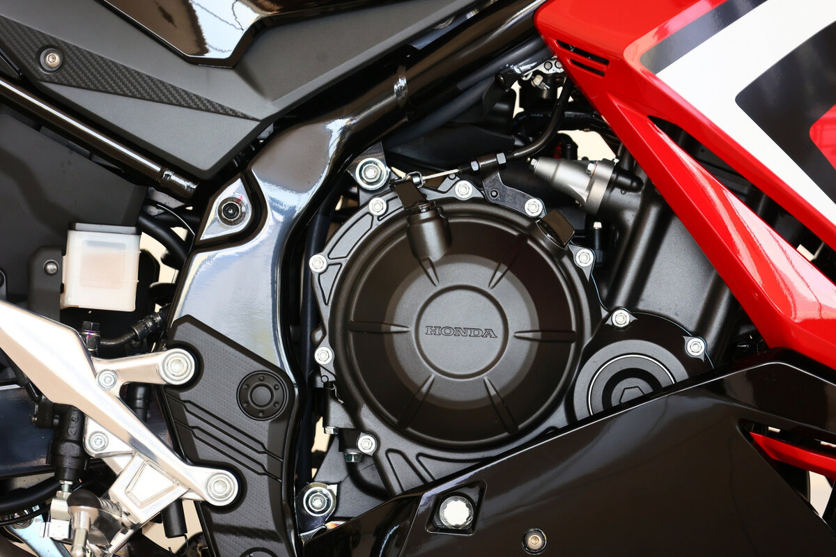 Honda CBR400R оснащен рядным двухцилиндровым двигателем с жидкостным охлаждением объемом 399 куб.смс большим крутящим моментом в диапазоне средних и низких скоростей, обеспечивающим высокую линейную мощность. 