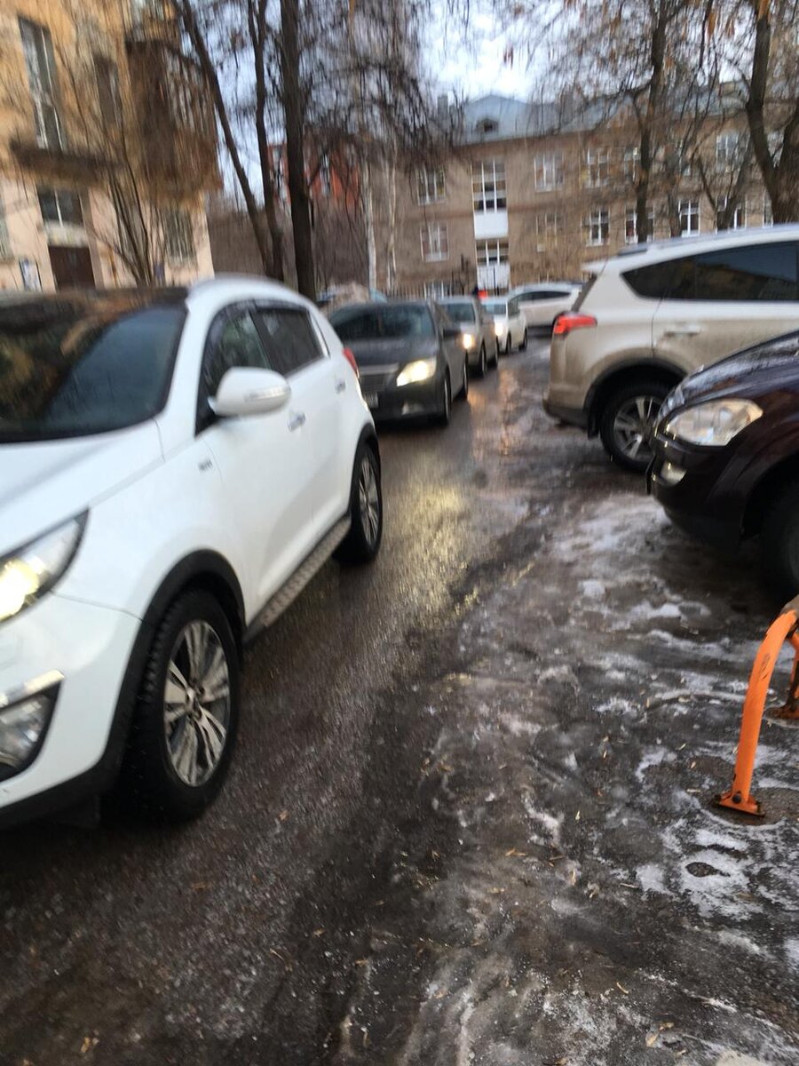 Один из таких дворов... И так каждое утро на протяжении всего учебного года 