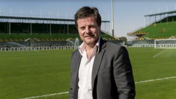 Вероятно, далеко не каждый болельщик ныне вспомнит неплохого шведского полузащитника Стефана Шварца, успевшего поиграть, кроме родной страны, в Португалии, Англии, Италии и Испании. В 1999 году этот игрок был признан лучшим футболистом Швеции. Да, в то время еще не играл ставший впоследствии великим Златан Ибрагимович, но в деле были такие авторитетные личности как Патрик Андерссон, Хенрик Ларссон, Магнус Хедман, Фредрик Юнгберг…
