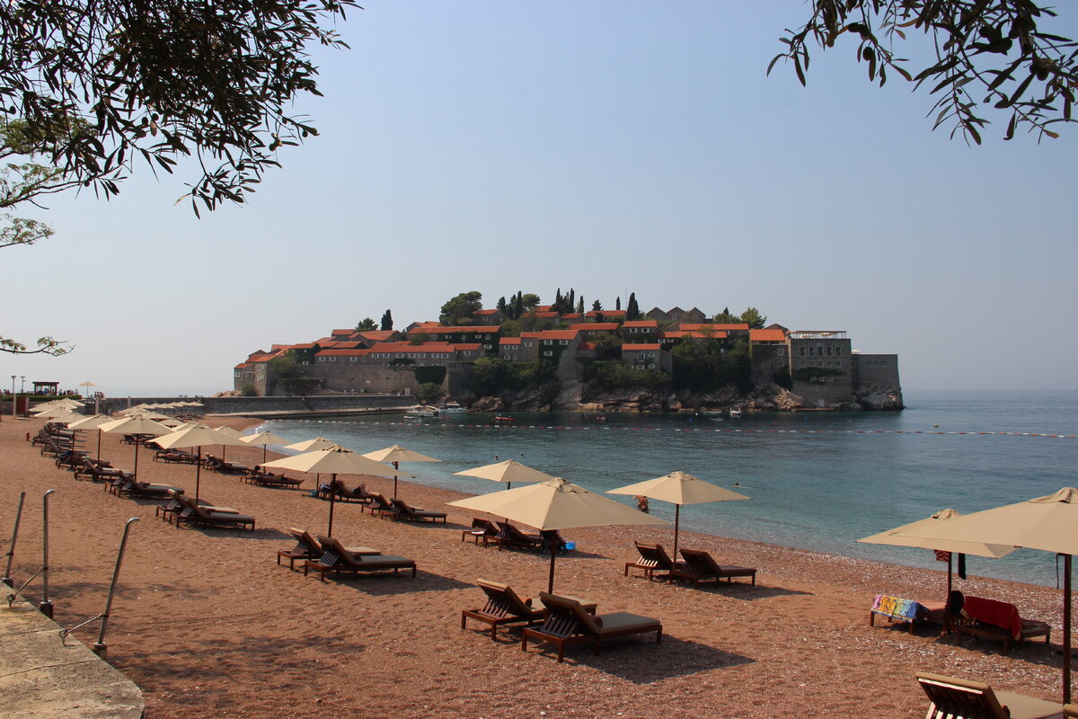 Вид на о. Свети-Стефан со стороны дорого пляжа. Вход 100 евро.