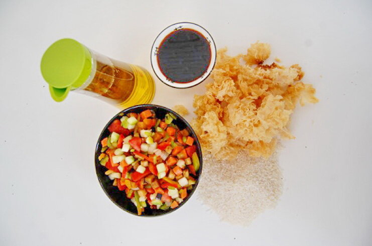 Ингредиенты: белые коралловые грибы, овощи, рис, оливковое масло, специи