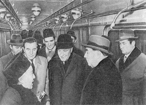 Леонид Ильич Брежнев якобы инспектирует один из первых вагонов "Барнаульского метрополитена". Фото было размещено на сайте