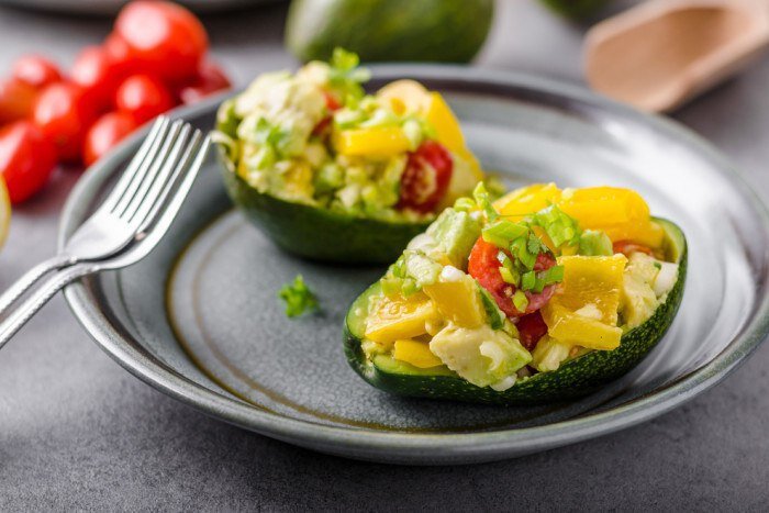 Авокадо фаршированный салатом