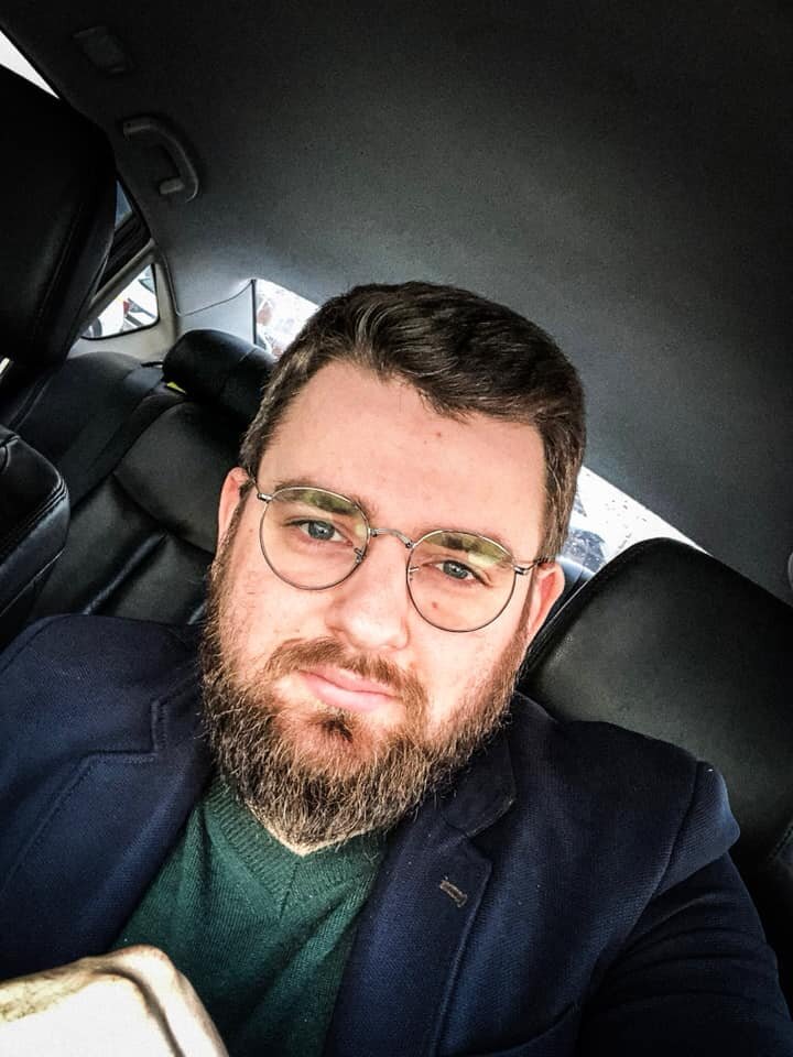 Вечер добрый! еще раз всех с праздником- Днем России! Горжусь , что живу, работаю в этой великой стране! Русский никогда не был злобен, завистлив! Его основная черта доброта, сострадание и ощущение причастности к великой истории и культуре России! И вот вам маленькая история из моей скромной жизни, которая во мне с еще большей силой всколыхнула гордость за страну, её жителей , за мою семью)) В данный момент моя младшая сестра находится в Англии, в городе И́стборн. Улучшает знание английского языка в Английской школе! В группе, где она обучается она одна из России, все остальные со всей Европы, и даже есть девочка из Колумбии! И вот на одном из занятий каждую девочку спрашивали как она охарактеризует жителей той или иной страны! Вот , что мне поведала сестра - " В нашей группе есть Испанка! Буквально вчера, она называла меня своей лучшей подругой)) а сегодня вот на этот вопрос ( девочкам по 13-14 лет) про русских она ответила- они все пьяницы, злые, и грубые" ... Что это? восприятие нас Россиян за границей? разве мы такие? .. возможно и есть примеры такого поведения.. НО В ОСНОВНОМ РОССИЯНИН ДОБР И ВСЕГДА ПОМОЖЕТ!! Мы сами, о себе создаем такое дурное впечатление!И вот так дурно о нас думают дети! Эта история имеет продолжение, чему я безмерно рад и горд! .. Когда преподаватель спросила сестру,а что она думает об Испанцах ответ, который мне рассказала сестра меня поверг неописуемую радость и гордость за всех Россиян! " .. я не знала, как мне ответить , что бы не обидеть.. я вначале сказала, что мне не знаком не один великий писатель, музыкант, поэт из Испании.. и привела пример насколько Русская земля полна талантами.. Пушкин, Толстой, Чайковский.. я спросила все знают этих людей.. группа ответила утвердительна.. дальше я сказала, а что я знаю об Испании .. совсем не много, что у них была знаменитая коррида, где убивали быков, а у нас Русских есть поговорка( из мультика) "Кто духом слаб,у того животное в опале"!!! занавес)) друзья я смеялся долго и ощутил великие патриотические чувства, что растущее поколение достойное! С Днем Великой России!