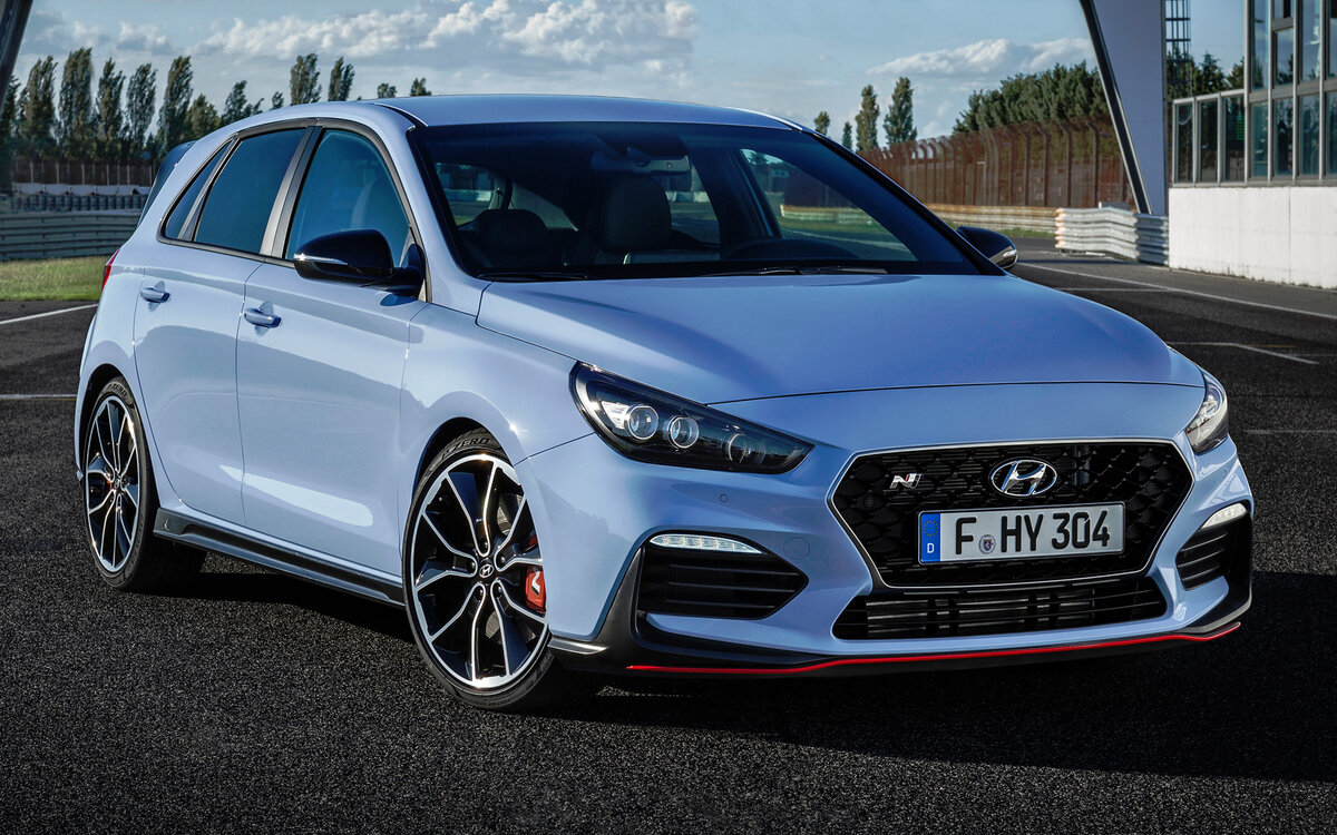 Hyundai i30 N – переднеприводный пятидверный хэтчбек компактного сегмента и, по совместительству, первый автомобиль подобного рода в истории южнокорейского машиностроителя, который сочетает в себе...