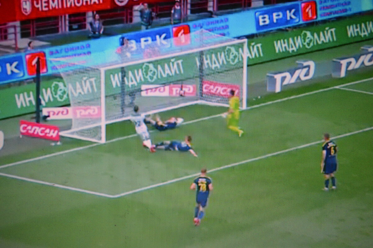 Мяч попадает в защитника Чернова во второй раз и отлетает в поле  -вот это спасение в компенсированное арбитром время! "Ростову" дико повезло. 