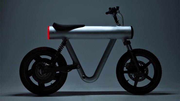 Фирменный автомат Sol соответствует классу современной классики (также называемой нео-ретро). Более того, мотоцикл приводится в движение электродвигателем. Сырой дизайн интригует своим внешним видом