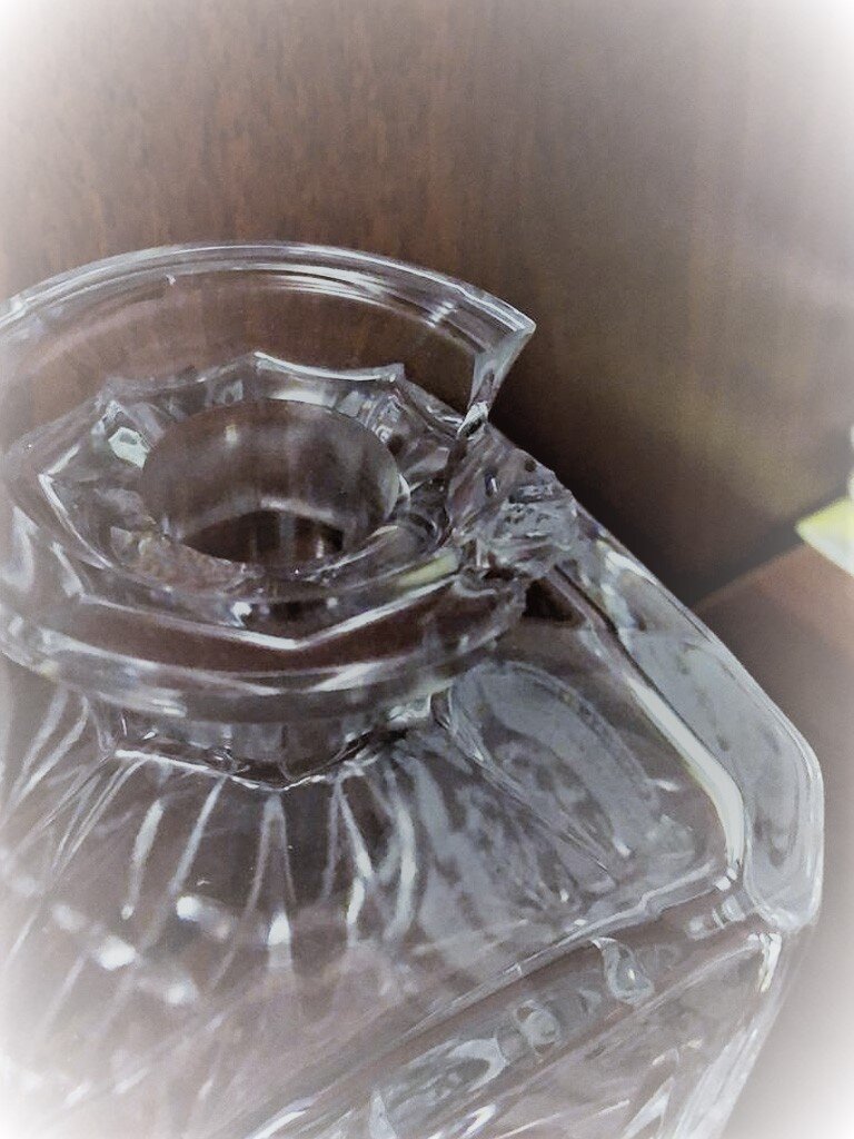 Фото взято с сайта https://skol.ru.com/restavraciya-steklyannyh-izdeliy.html#lg=1&slide=0
Примерно такой скол был на моей колбе