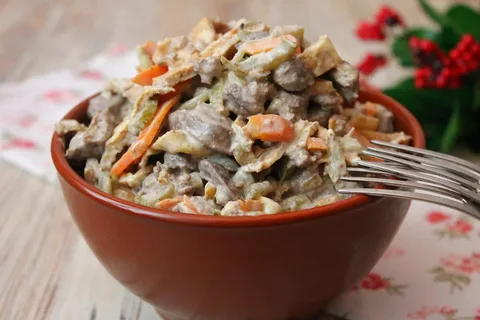 Салат из куриной печени и огурца(фото из открытых источников)