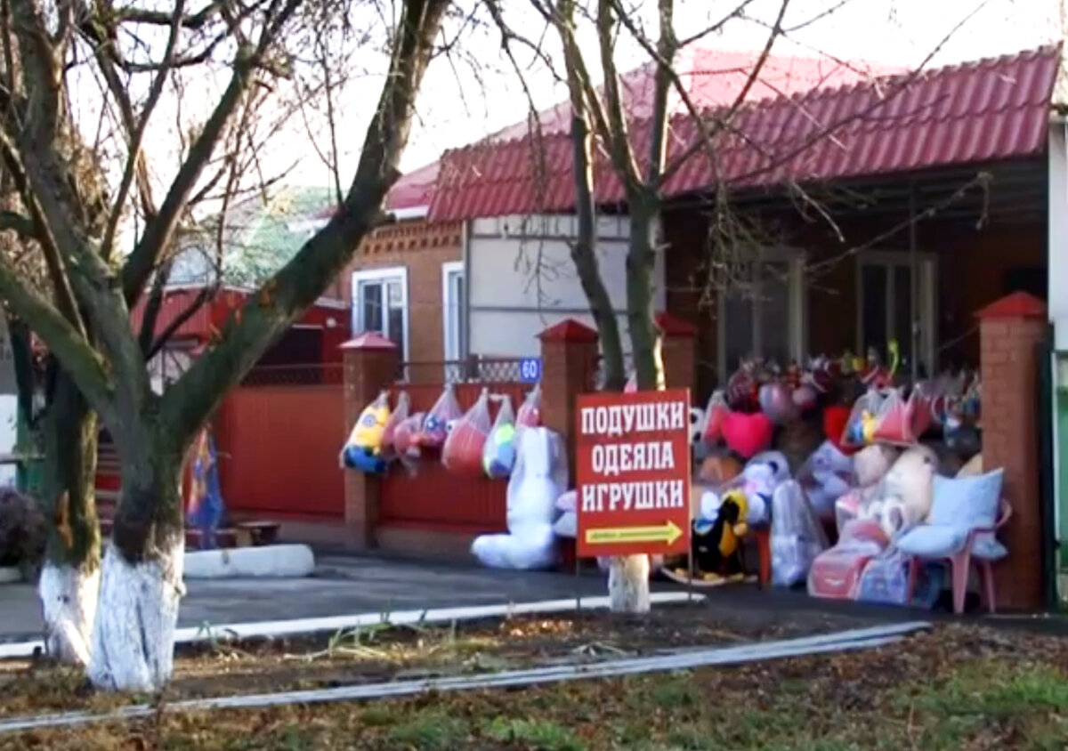 Торговля во дворе, станица Воронежская 
