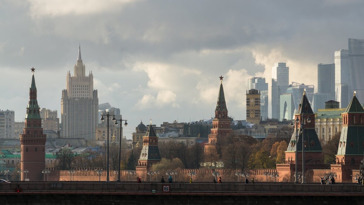 Moscow is city in the world. Панорама Москвы на два монитора.