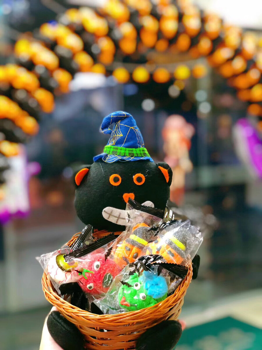 Кто-то очень страшный, но с вкусняшками!