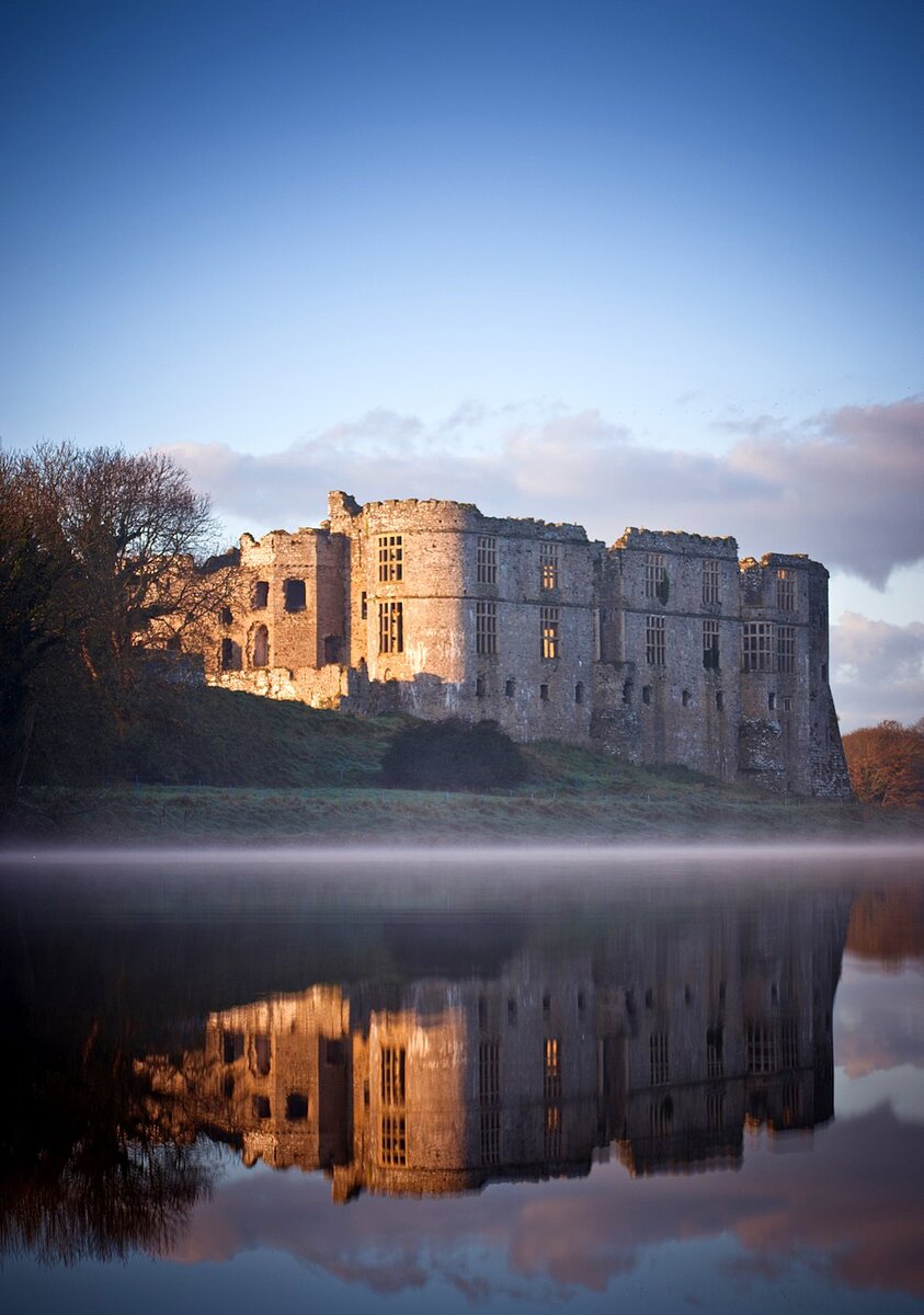 https://upload.wikimedia.org/wikipedia/commons/thumb/1/17/Carew_Castle%2C_Pembrokeshire%2C_UK.jpg/970px-Carew_Castle%2C_Pembrokeshire%2C_UK.jpg