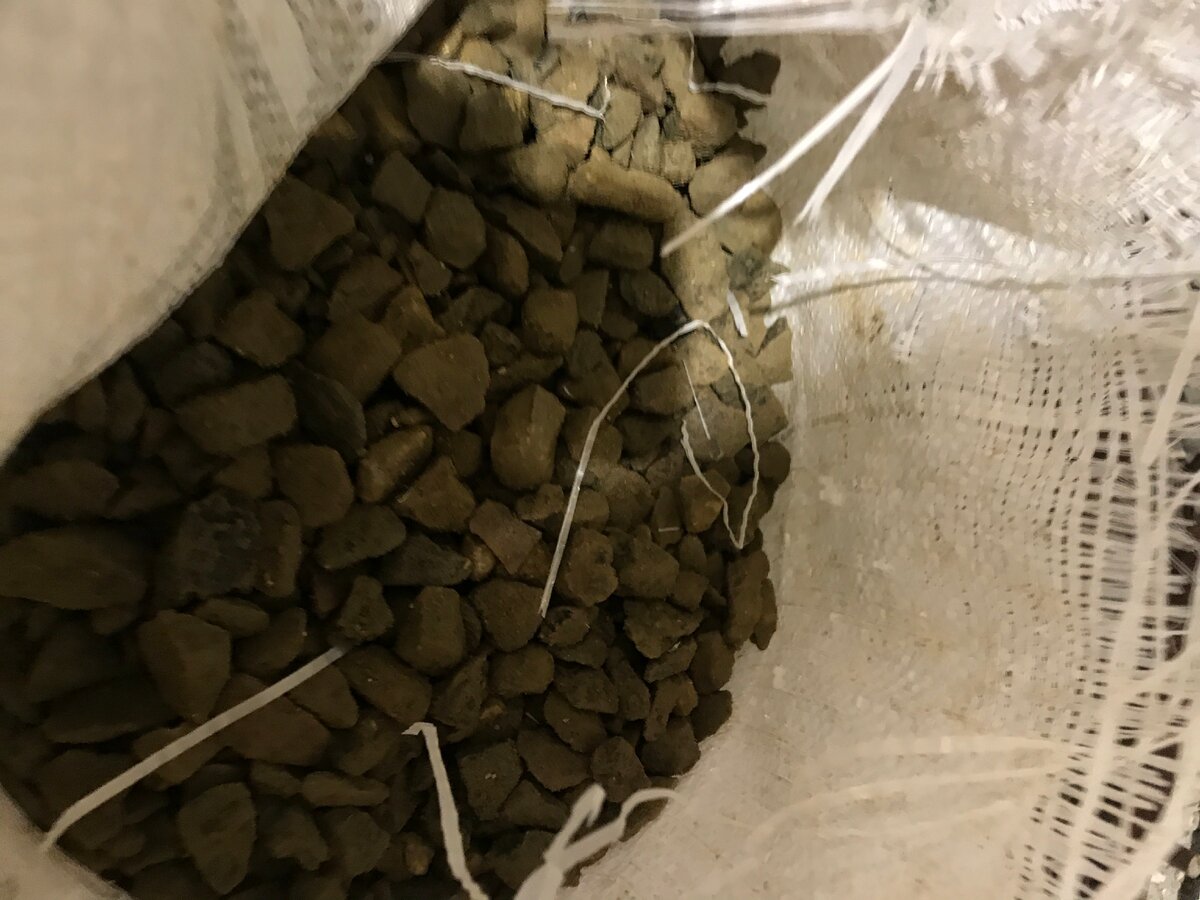 Щебень в качестве наполнителя для особо толстых стяжек необходим как воздух