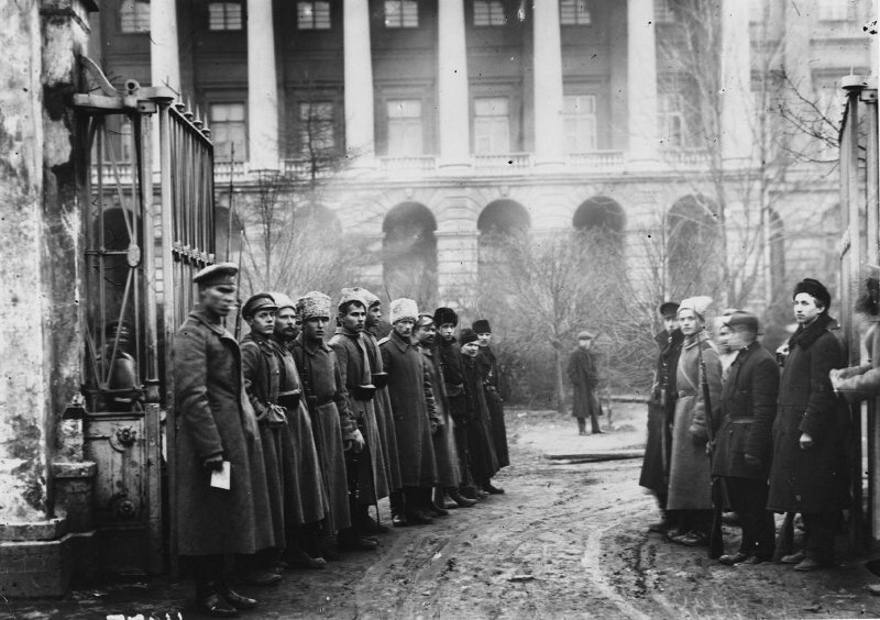 У ворот Смольного, Петроград, 1917. Источник: russiainphoto.ru