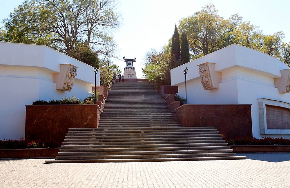 Памятник - без забора у основания ступенек.