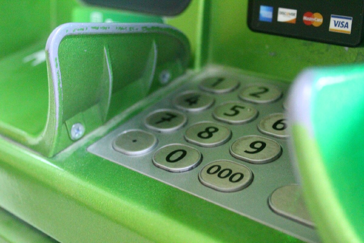 С помощью банкоматов злоумышленники зарабатывают в основном на невнимательности клиентов банка. 