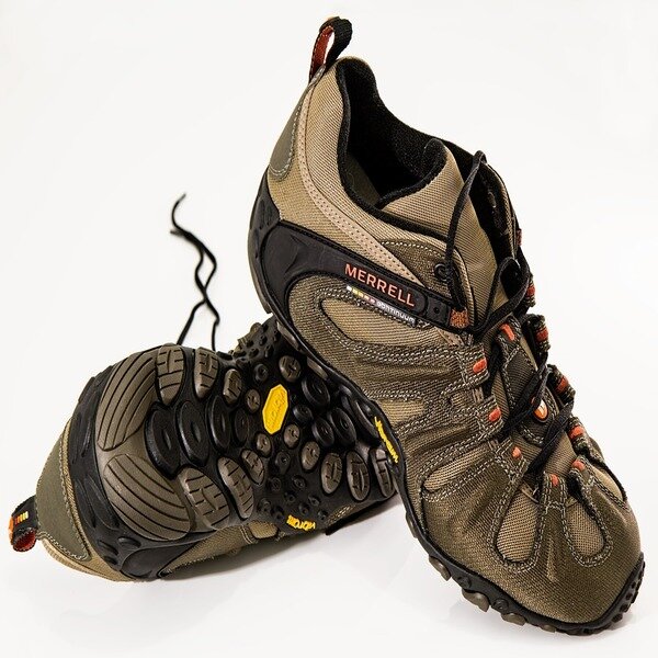 https://cdn.pixabay.com/photo/2014/12/31/11/41/shoes-584850_1280.jpg