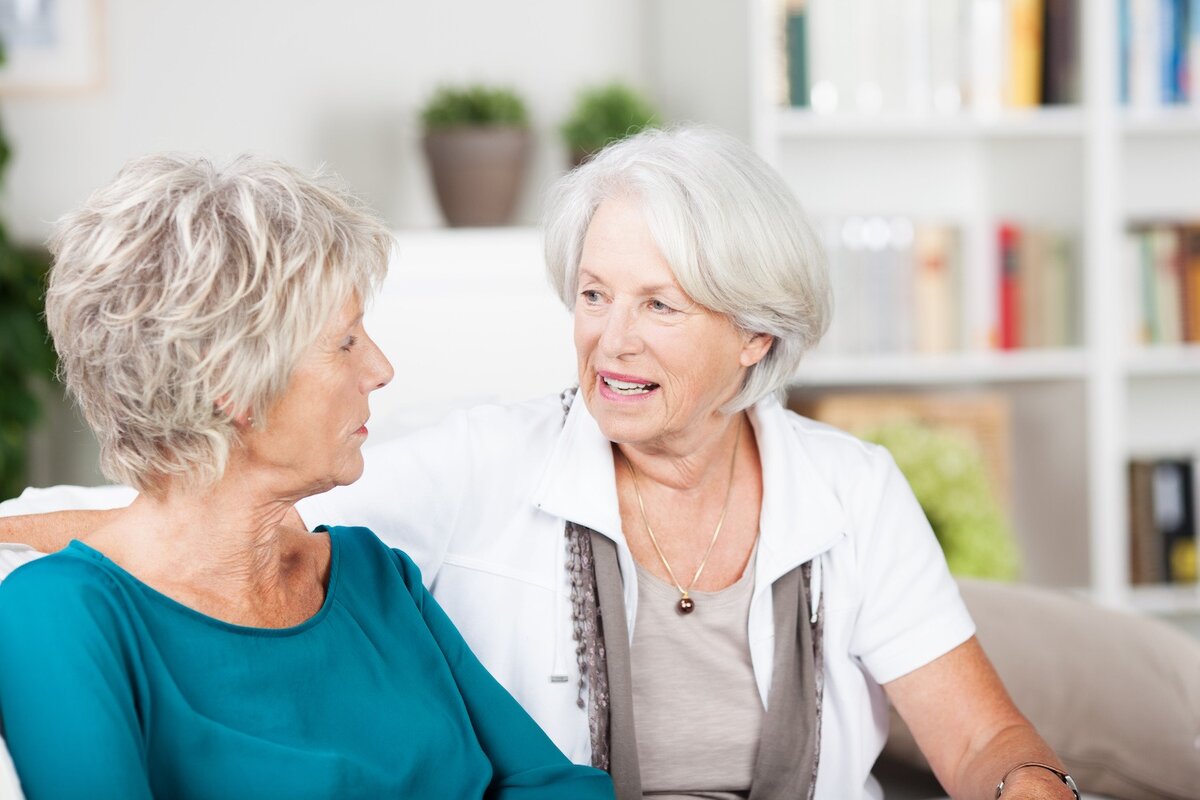Смс общение с женщиной старше 50. Пожилые подруги. Пожилые женщины беседуют. Подруги в возрасте. Две пожилые женщины.