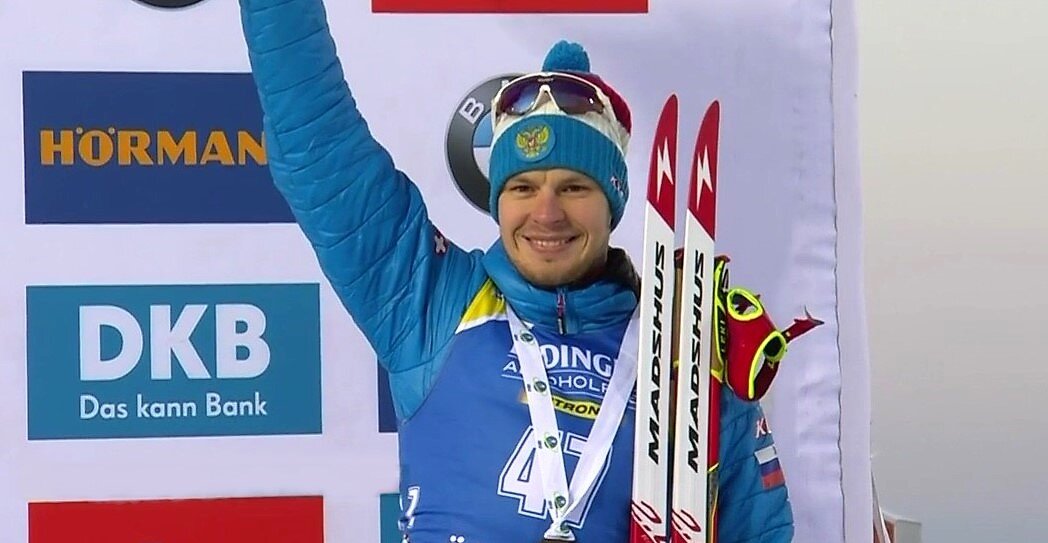 Матвей Елисеев - на пьедестале почёта после спринтерской гонки в Эстерсунде.