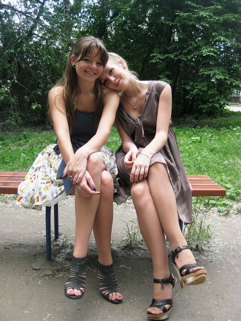 Июнь 2010г.. Выпускной в колледже. Я уже знаю, что через два месяца уеду в Китай. И Катя (справа) знает. Обещала ждать.