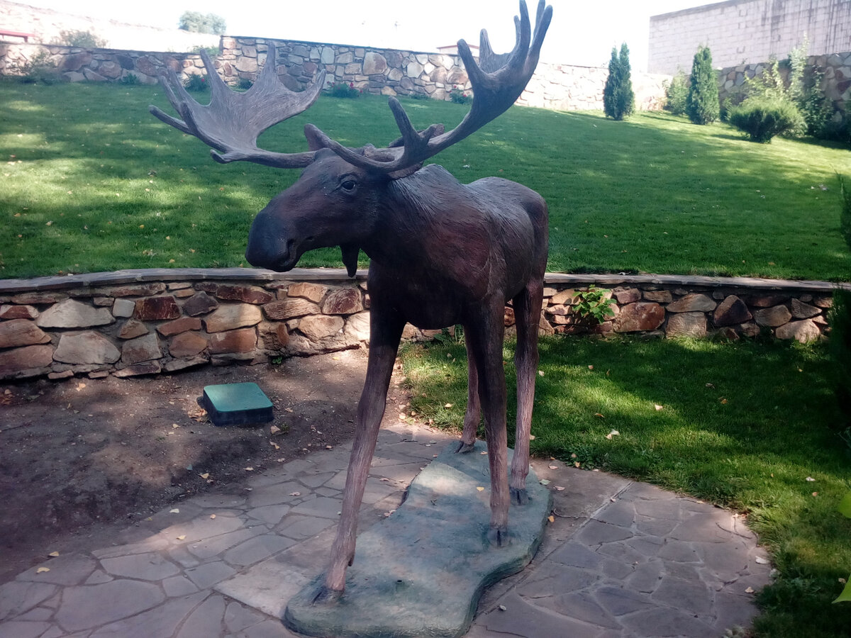 фигура лося в лога парке