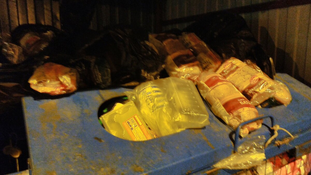 Много много запечатанного хорошего хлеба разных сортов.