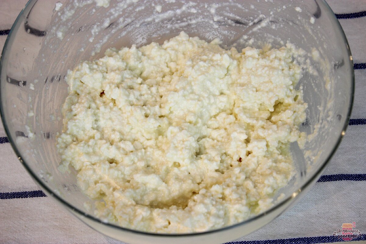 Приготовим начинку. Творог хорошо размять. Добавить сахар, ванильный сахар, сметану и яичный белок, манную крупу, перемешать и дать начинке постоять. Начинка не должна быть жидкой.