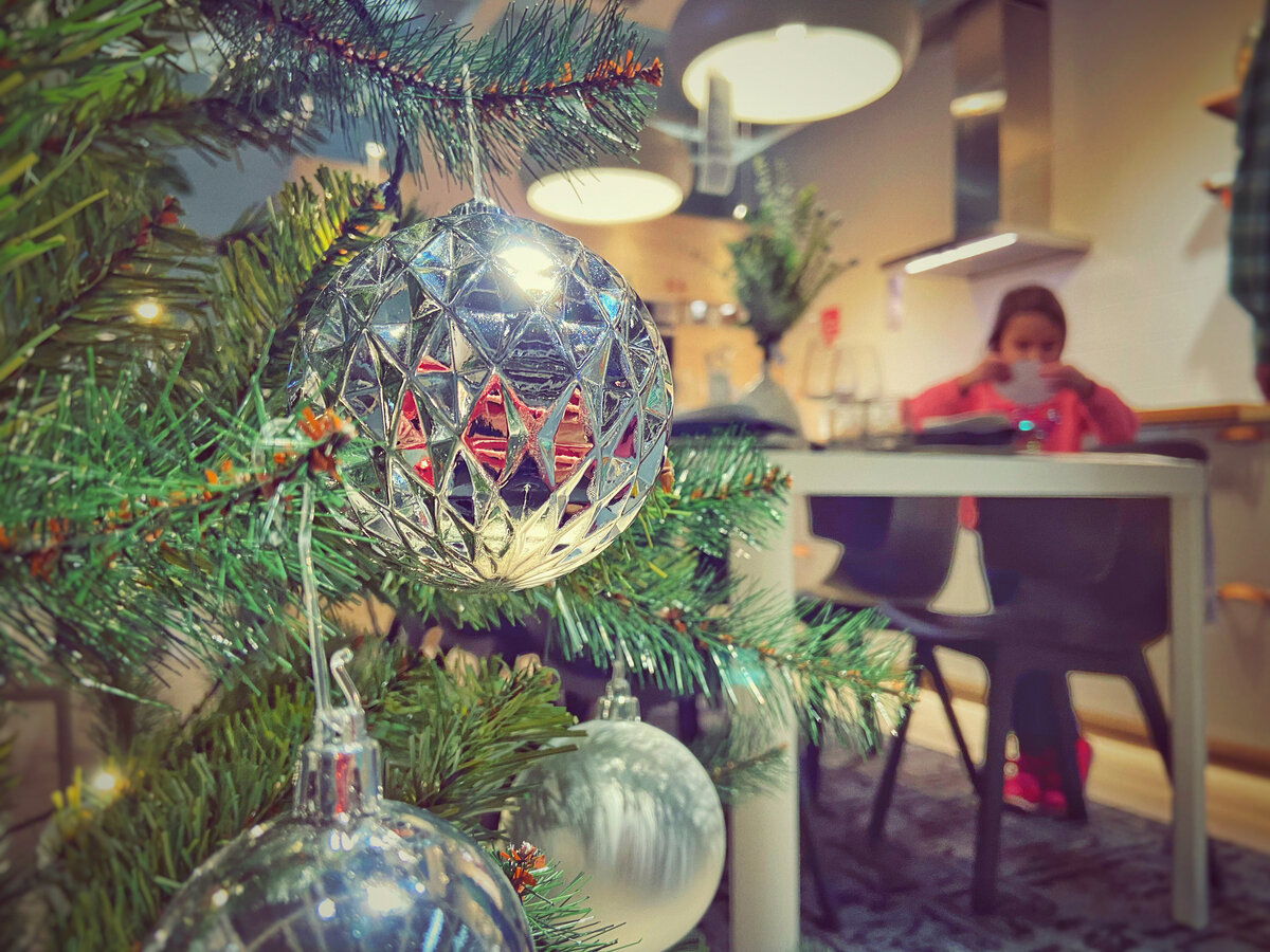 
Русские - дебилы 
Так, я чувствовала, должны были думать финны, когда мы сходили со сцены.

2009 год. Курсы финского языка и культуры в Христианском училище. Приближается Рождество. В группе, в основном, мы и поляки.

Учительница «обрадовала»: будете петь на празднике, каждый на своём родном языке. Только этого не хватало 🤦🏻‍♀️

Русских рождественских песен мы не припомнили, взяли «В лесу родилась ёлочка». Одна девушка вызвалась принести фонограмму. Выбрала аранжировку «Балагана лимитед» - «повеселее, Новый год же».. 🙈

День выступления. На сцену выходят финны и заунывно поют «Jouluyö, juhlayö» - финский вариант «Тихой ночи, святой ночи», всемирно известной и популярной рождественской песни. Мы подпираем руками подбородки: скукотища, давайте дальше.

Выходят поляки. Ещё заунывнее поют «Cicha noc» («Тихая ночь» на польском) 😳 Тут я осознаю всю нелепость нашей «Ёлочки» с балаганом 😅 Ведь это Рож-дест-во. Здесь так не принято!

Нетвёрдыми ногами поднимаемся на сцену. Ещё не поздно сбежать 👀

Включают наши «Хоп! Хоп! Эээй!». Финны начинают переглядываться. Дальше я помню только застывший немой вопрос в сотне пар округлившихся глаз.

Скорее всего, они потом аплодировали. Из вежливости. Дальше ничего не помню 😅 Это был позор позорович моей жизни 😁 Боязнь сцены утроилась. Больше никаких ёлочек, ни за какие коврижки... Занавес..