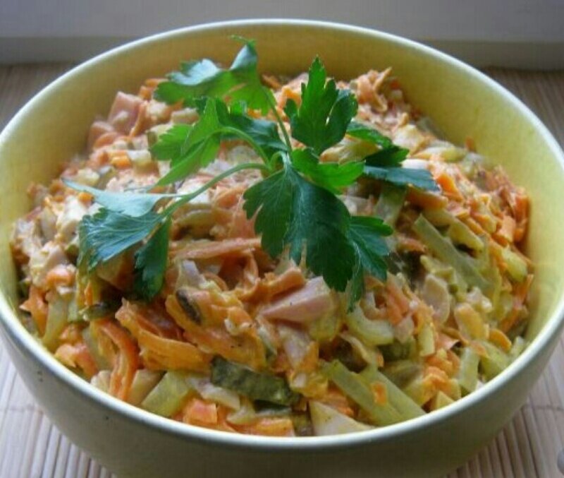 Продукты (на 6 порций) Курица (грудка или окорочок) – 300-400 г
Морковь – 1-2 шт.
Лук репчатый – 1-2 шт.
Огурцы маринованные (соленые) – 2-4 шт.
Чеснок (по желанию) – 2-4 зубчика
Растительное масло для жарки - сколько уйдет
Соль - по вкусу
Перец – по вкусу
Майонез – 2-3 ст. ложки
