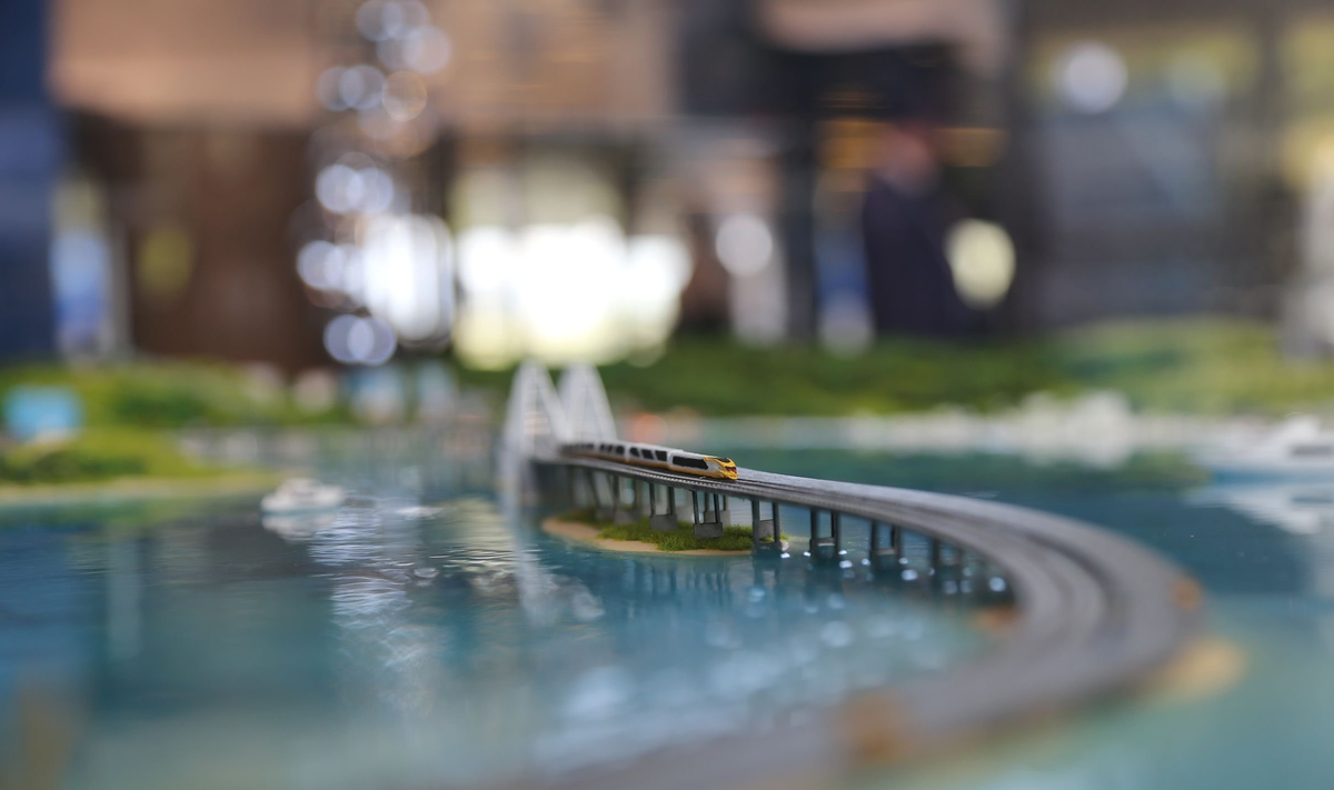 Поезд на Крымском мосту макет / Фото: Совет министров Крыма