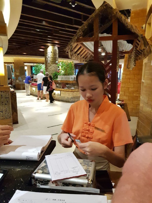 Девушка готовит пропуск на завтрак