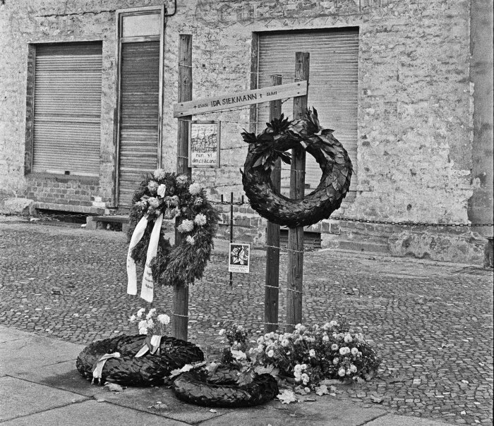 Памятник Иде Зикманн, которая умерла после того, как выскочила из окна своей квартиры на улице Бернауэр-штрассе после закрытия границы между Восточным и Западным Берлином.
