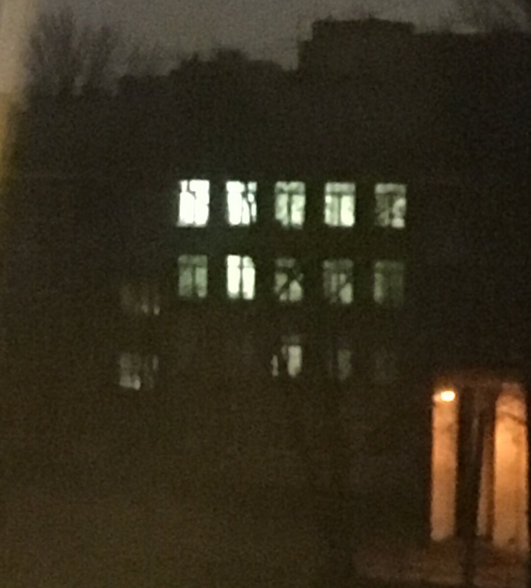 Окна в здании школы