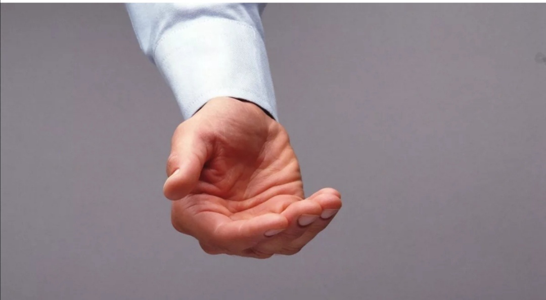 По большому секрету, работаю в социальной защите населения, и в связи с данным обстоятельством, начала кое-что понимать. Понимать о людях, понимать о нашем правительстве...ругать конечно не буду, не доросла, но, блин, у нас каждый таксист мыслит логичнее, чем 333 депутата - светлые головы прегосударственнейшей думы! За последние пару лет именно придумано 100500 выплат, молодцы, о народе думаете, а не умнее (и дешевле) увеличить людям заработные платы и пенсии?! Уверена, при достойных пенсиях и зп никто и не ломанется в райсобесы за 300 рублями!!  Демографию мы выплатами поднимаем... Ага,ну да. Демографию то люди поднимают, а когда пособие в 3 года заканчивается, удивляются, приученные к бесплатным деньгам, как жить дальше... На практике так. И это правда. Портите людей, приучаете к безделью. Нет, я согласна, некоторые выплаты нужны, такие как пособие до полутора лет, когда мамочка не может выйти на работу,ну и например, пособие на погребение. А в остальном, дайте хорошие крепкие удочки, не надо нам мойву... Спасибо за внимание. 