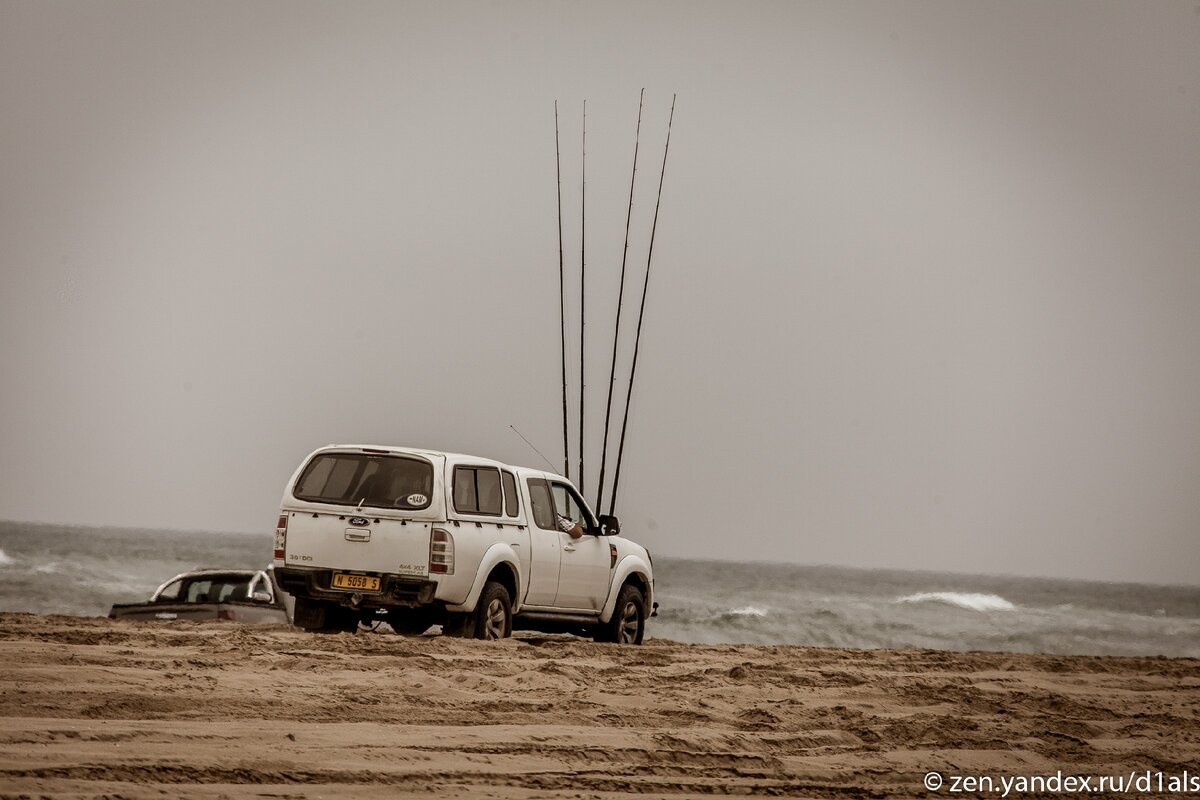 Увидел в Африке очень оригинальный и удобный способ перевозки удочек для рыбалки на машине (Не благодарите! )