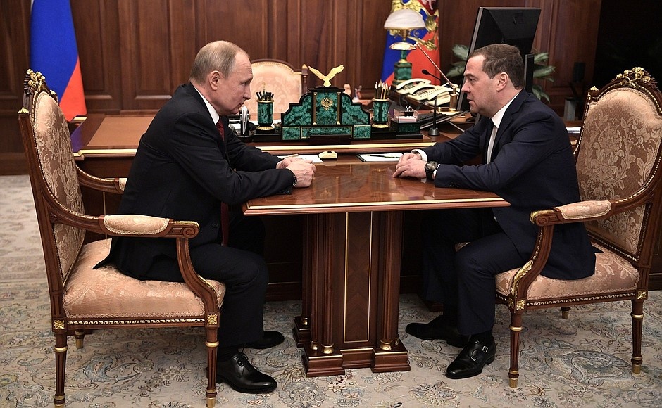 Премьер-министр РФ Дмитрий Медведев и все правительство России подало в отставку после послания Владимира Путина Федеральному собранию