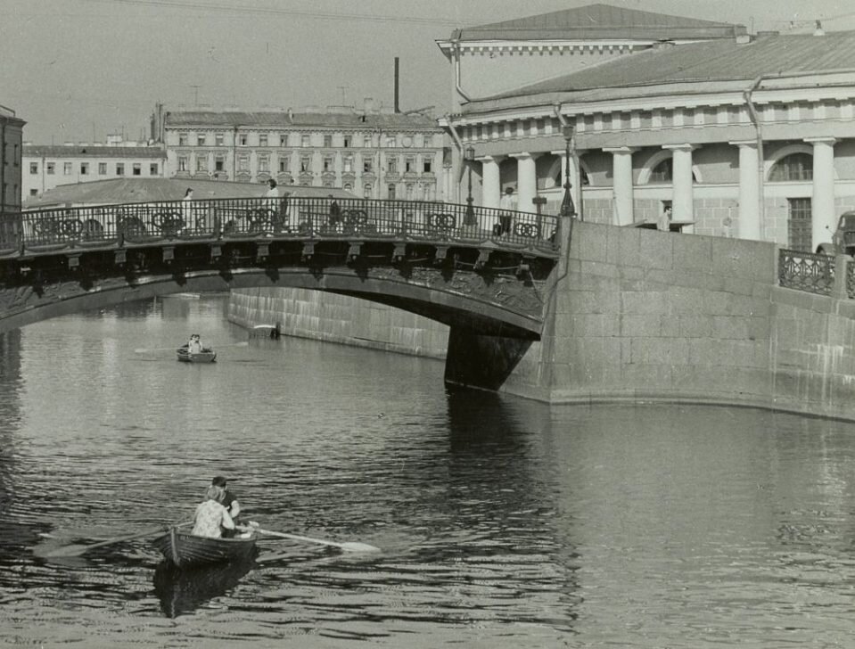 источник - https://spb.citifox.ru/2017/03/11/redkie-reto-fotografii-leningrad-gla/