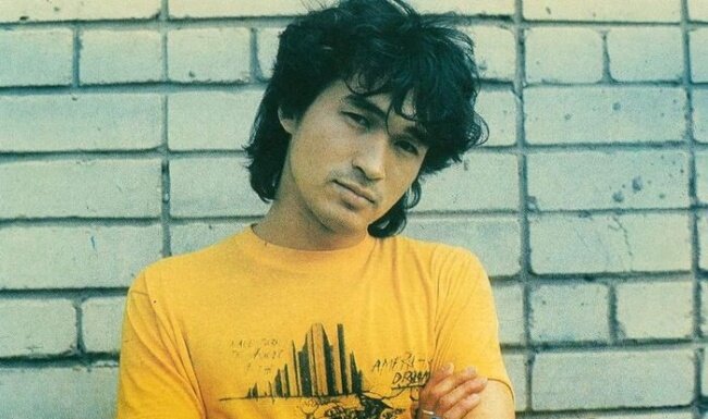 Виктор Робертович Цой - родился 21 июня 1962, Ленинград. Советский рок-музыкант. Основатель и лидер рок-группы «Кино». Погиб в автокатострофе 15 августа 1990, на 35-м км шоссе Слока — Талси.