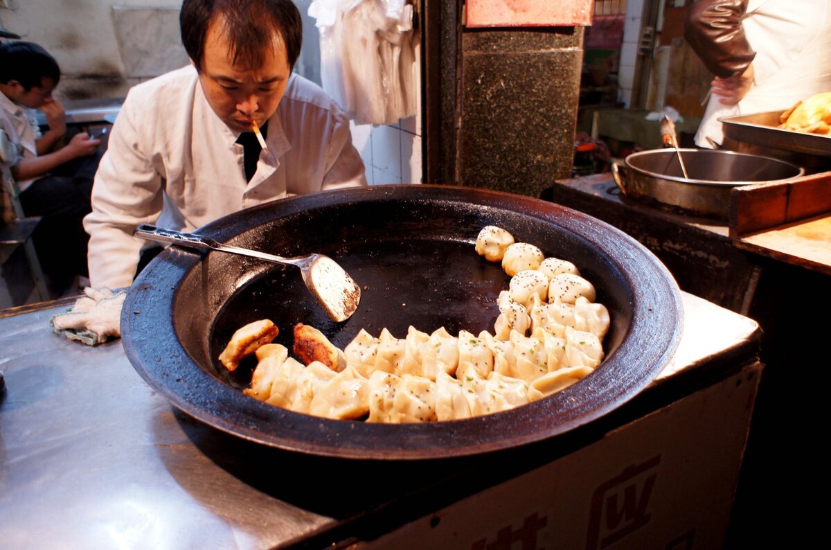 Продавец жареных пельменей. Фото: Mark Heath / Flickr