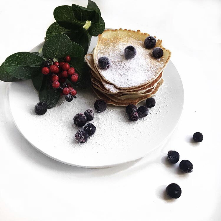 Не лейте близко к краю сковороды, иначе получится как мой первый на фото 😂 растёкся по краю, а должен быть ровным и круглым.