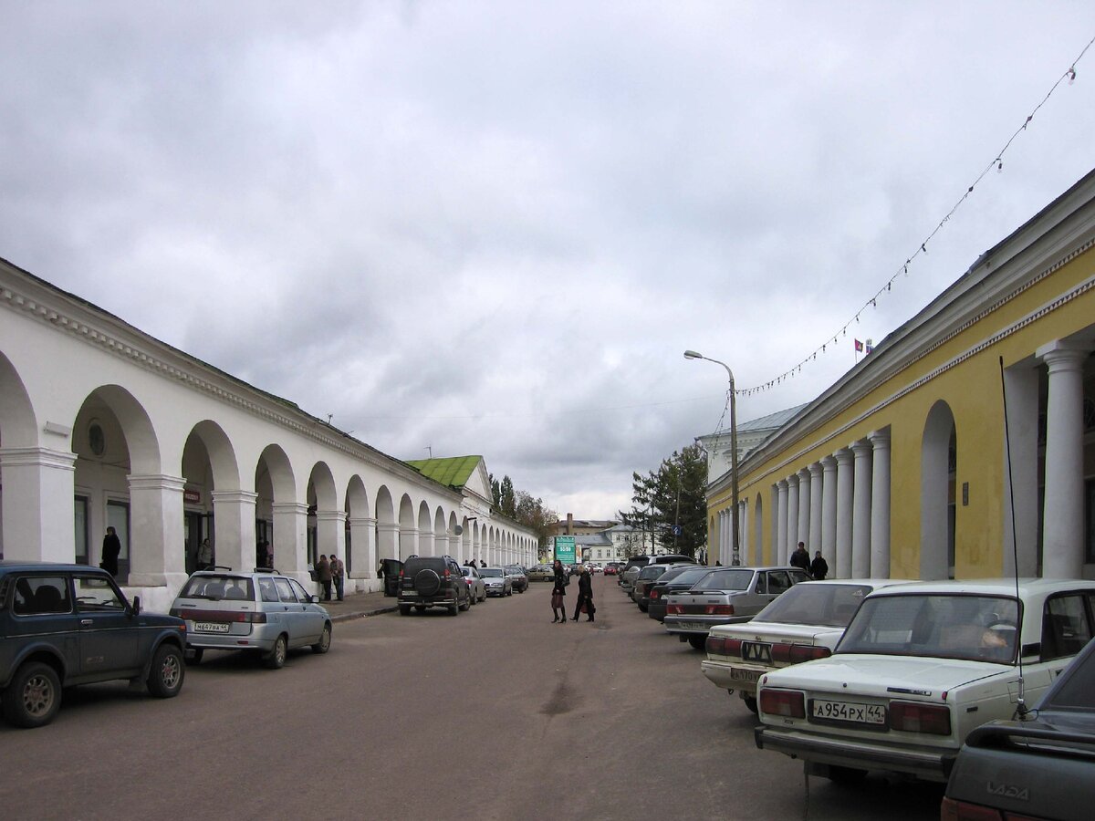 Старинные торговые ряды в каком городе. Кострома ряды. Старинные торговые ряды в Костроме. Город Кострома торговые ряды. Комплекс торговых рядов Кострома.