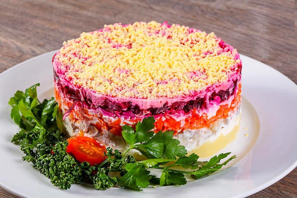 "Селёдка под шубой" знаменитый салат в России. Особенно на Новый год!