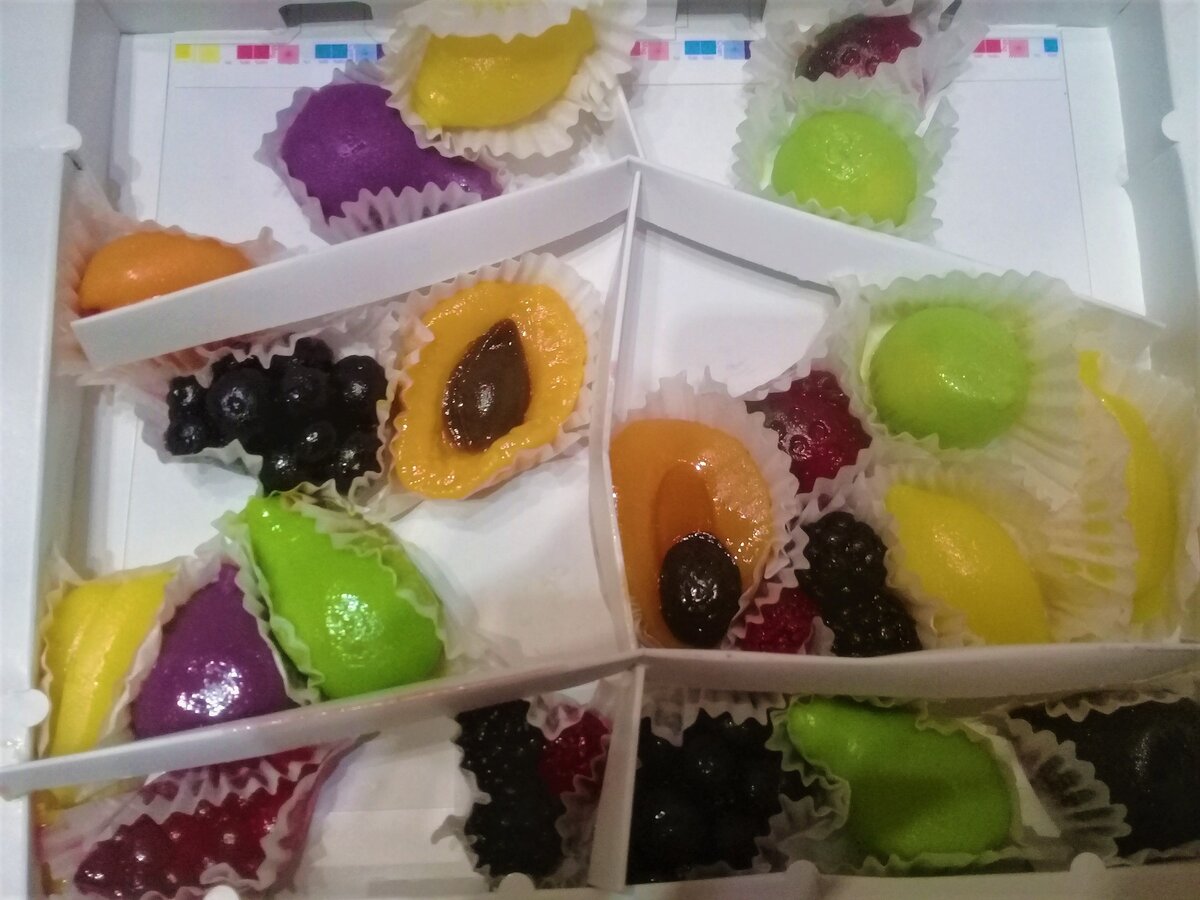 Мням-мням! Мармеладки немного разъехались в стороны, так как посылка шла почтой России. Ничего удивительного)))