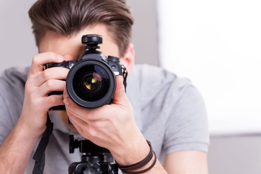 Парень фотографирует